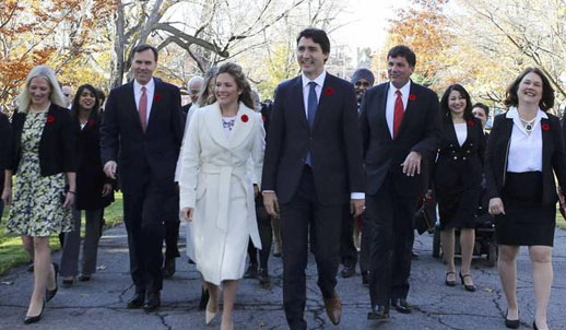 Justin Trudeau and members of his cabinet approach Rideau Hall to be sworn into government